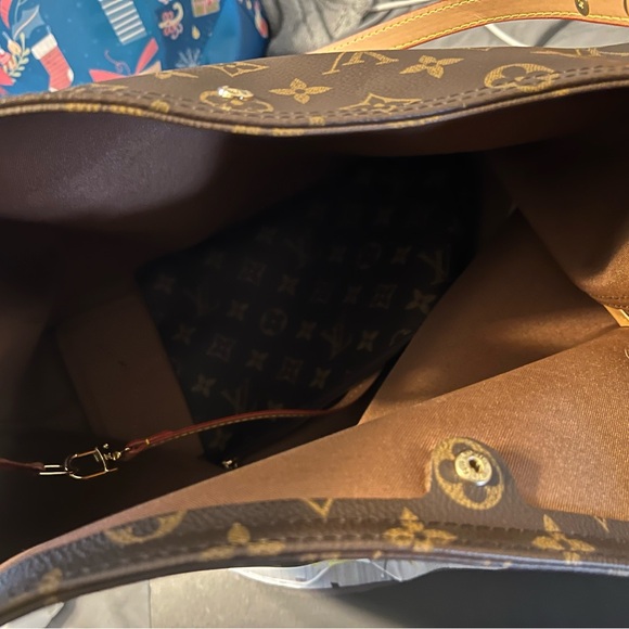 Louis Vuitton Atlantis GM Monogram Shoulder Bag - Picture 6 of 14